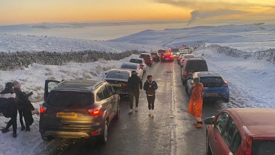 Gritters blocked in by ‘200 cars’ in Peak District