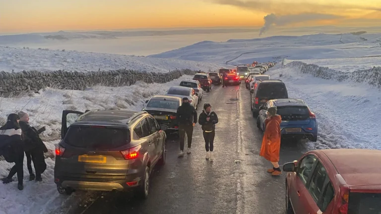 Gritters blocked in by ‘200 cars’ in Peak District