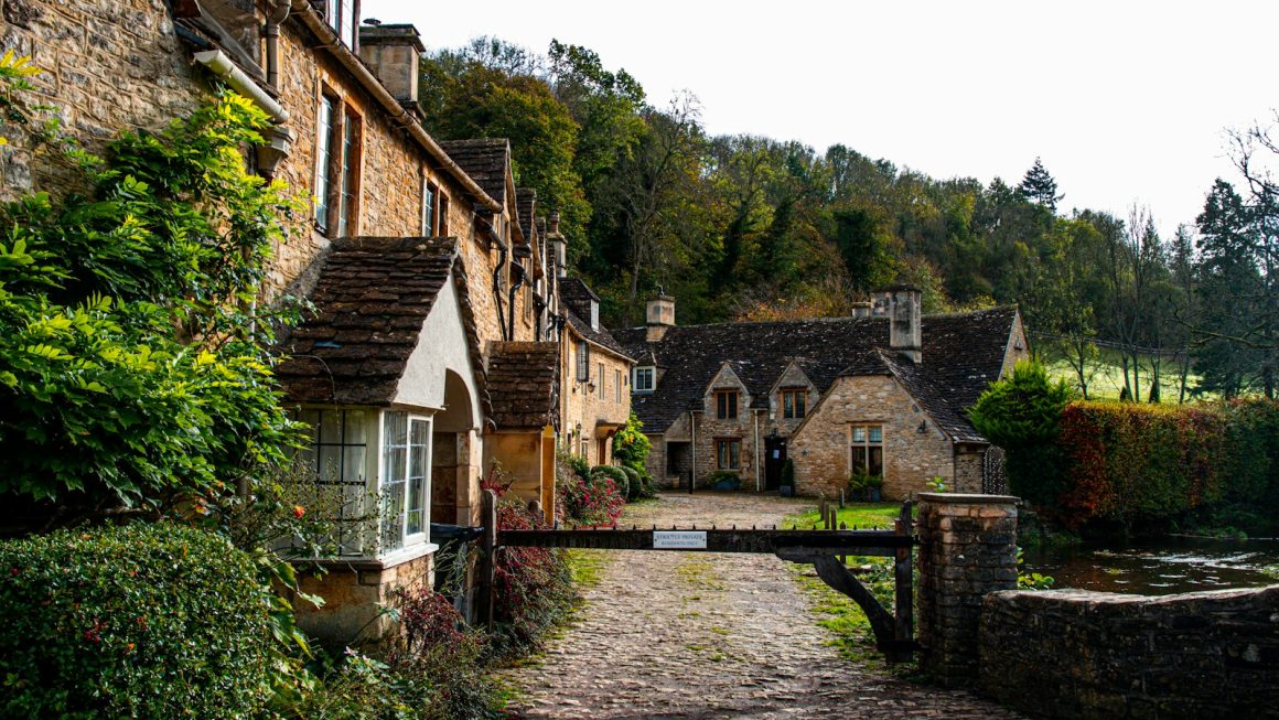 87 British Celebrities Who Choose to Live in Their Hometown: Discover Their Stories