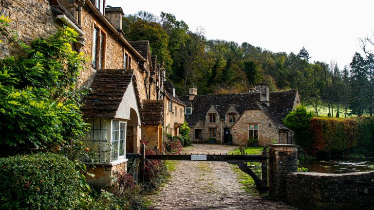 87 British Celebrities Who Choose to Live in Their Hometown: Discover Their Stories